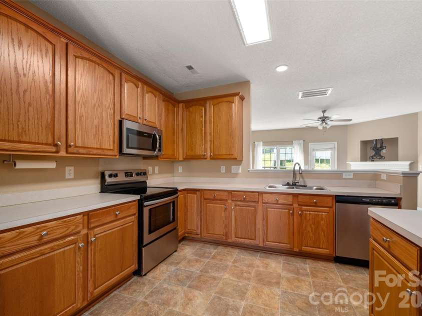 6934 Tanners Creek Drive, Huntersville, NC 28078.  MLS# CAR4303299, YatesRealty ID 7827. Kitchen opens to the living room