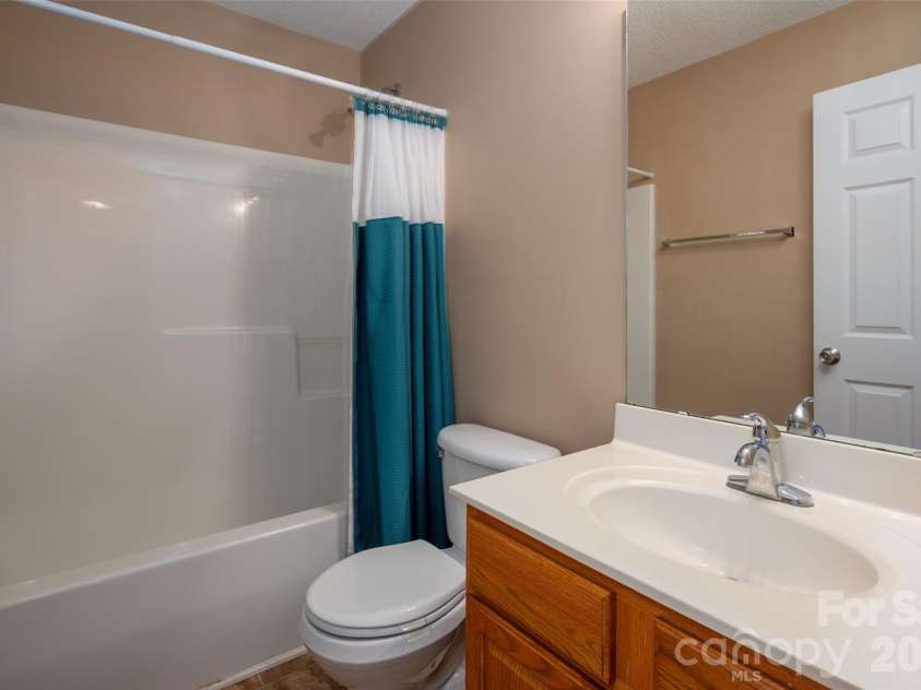 6934 Tanners Creek Drive, Huntersville, NC 28078.  MLS# CAR4303299, YatesRealty ID 7827. Second full bath on the upper level