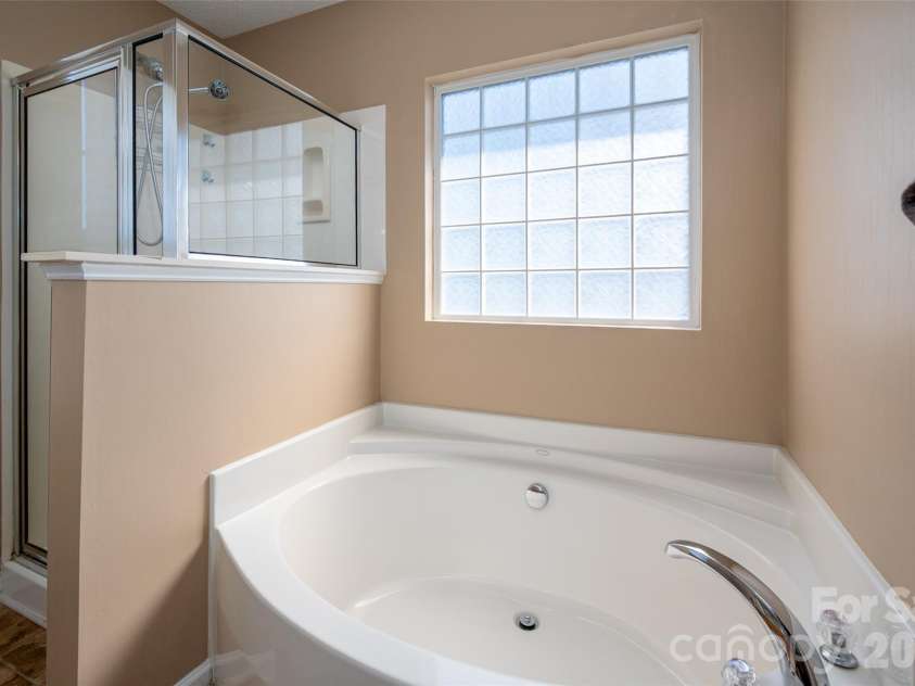 6934 Tanners Creek Drive, Huntersville, NC 28078.  MLS# CAR4303299, YatesRealty ID 7827. Separate standing shower and garden tub