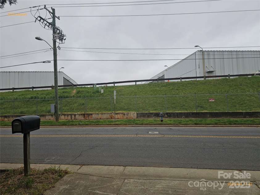 5315 Airport Drive, Charlotte, NC 28208.  MLS# CAR4225350, YatesRealty ID 7828. 