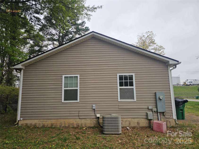5315 Airport Drive, Charlotte, NC 28208.  MLS# CAR4225350, YatesRealty ID 7828. 