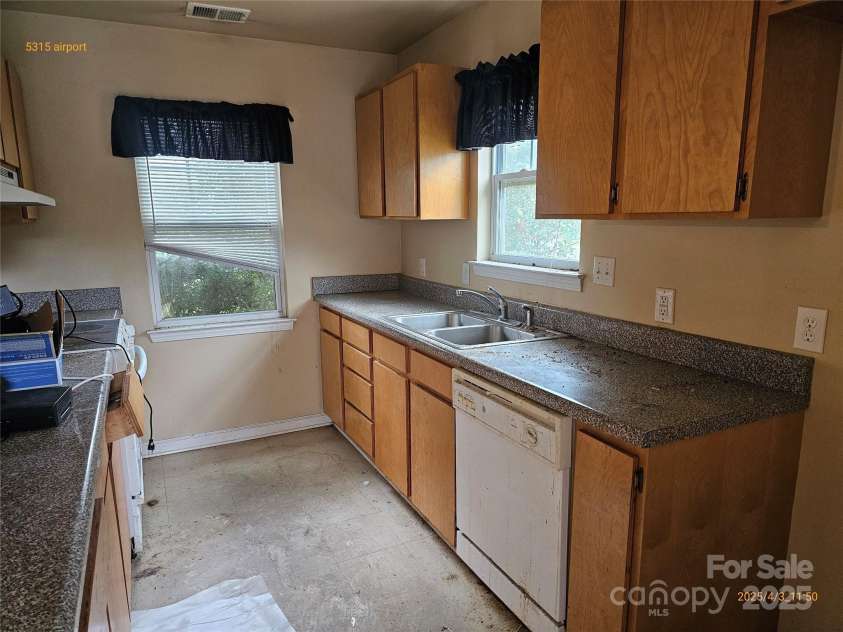 5315 Airport Drive, Charlotte, NC 28208.  MLS# CAR4225350, YatesRealty ID 7828. 