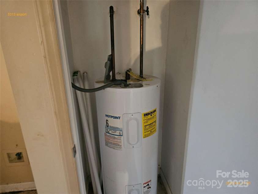 5315 Airport Drive, Charlotte, NC 28208.  MLS# CAR4225350, YatesRealty ID 7828. 