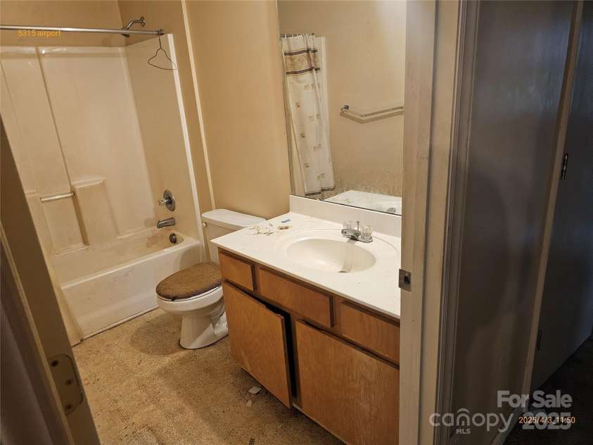 5315 Airport Drive, Charlotte, NC 28208.  MLS# CAR4225350, YatesRealty ID 7828. 