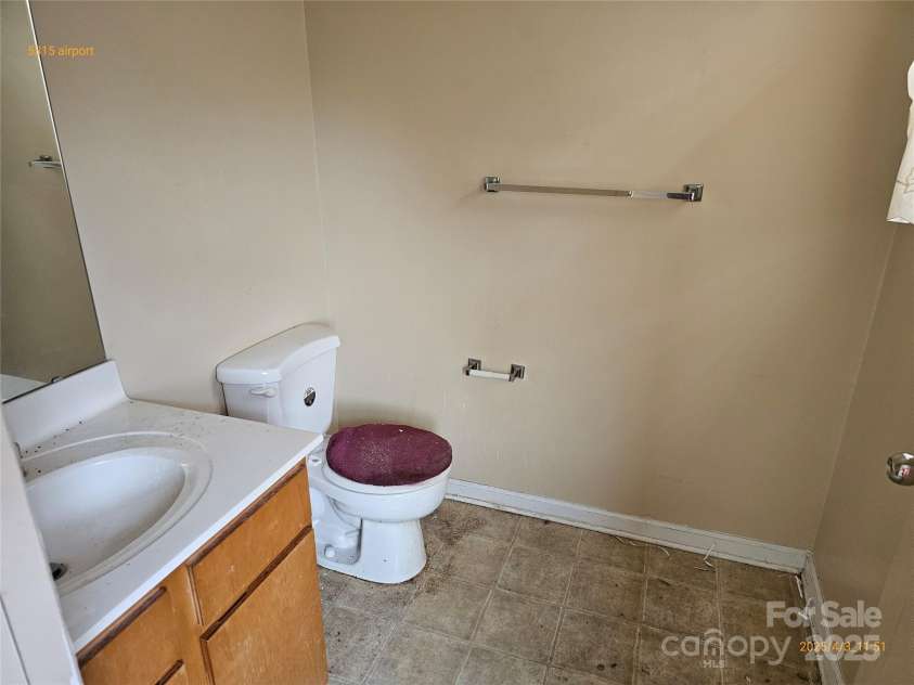 5315 Airport Drive, Charlotte, NC 28208.  MLS# CAR4225350, YatesRealty ID 7828. 