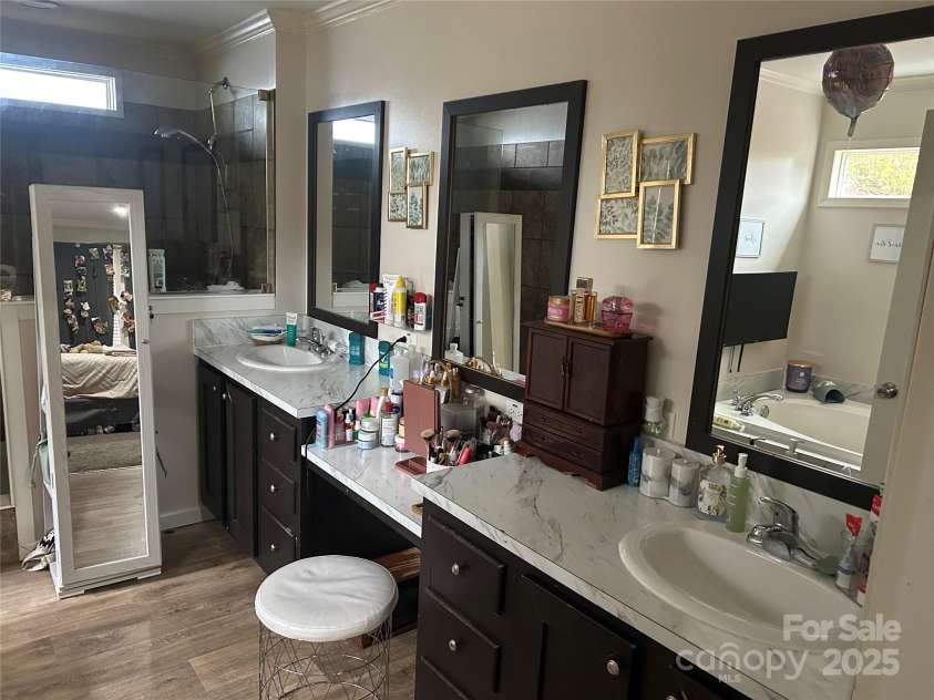 415 Rovingwood Drive, Waynesville, NC 28786.  MLS# CAR4317196, YatesRealty ID 783. Primary bedroom bath