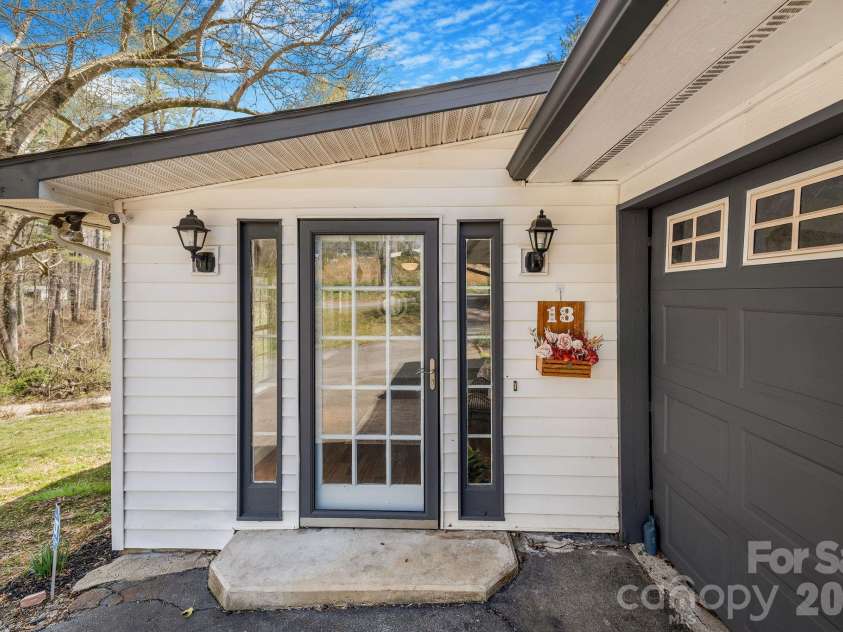 18 Peaceful Valley Lane, Flat Rock, NC 28731.  MLS# CAR4346213, YatesRealty ID 7830. Come on in! 