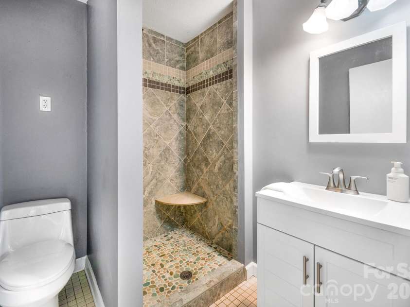 18 Peaceful Valley Lane, Flat Rock, NC 28731.  MLS# CAR4346213, YatesRealty ID 7830. Primary (full) bathroom