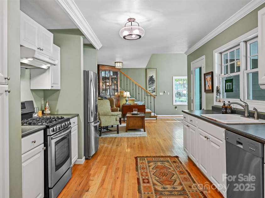 18 Thousand Oaks Boulevard, Fairview, NC 28730.  MLS# CAR4250444, YatesRealty ID 7832. 