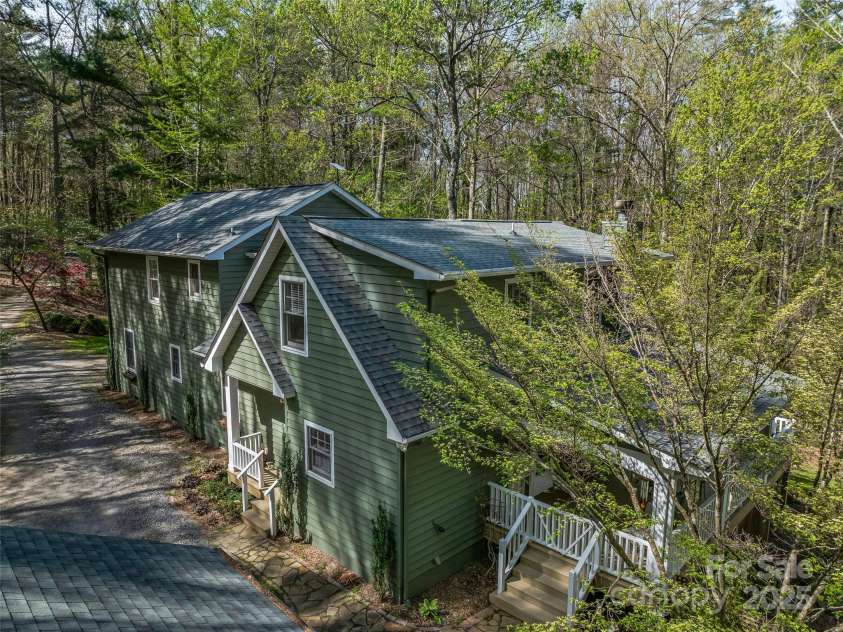 18 Thousand Oaks Boulevard, Fairview, NC 28730.  MLS# CAR4250444, YatesRealty ID 7832. 