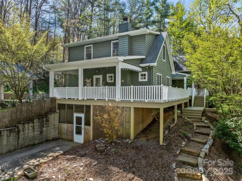 18 Thousand Oaks Boulevard, Fairview, NC 28730.  MLS# CAR4250444, YatesRealty ID 7832. 