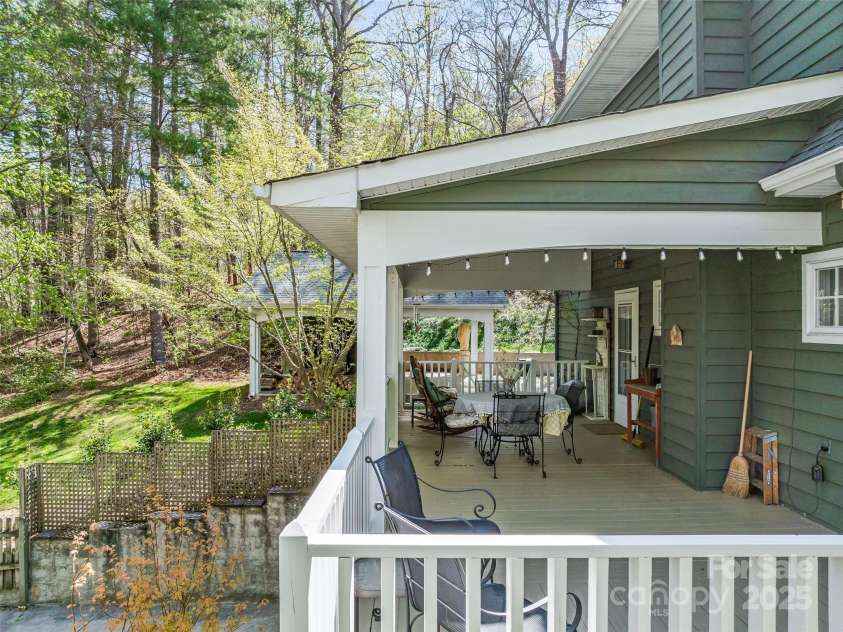 18 Thousand Oaks Boulevard, Fairview, NC 28730.  MLS# CAR4250444, YatesRealty ID 7832. 