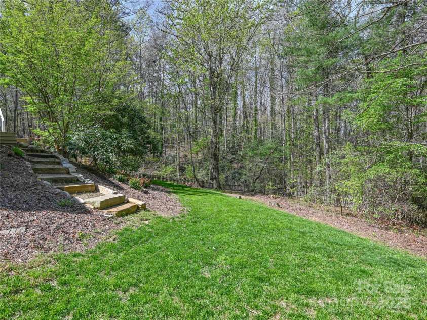 18 Thousand Oaks Boulevard, Fairview, NC 28730.  MLS# CAR4250444, YatesRealty ID 7832. 