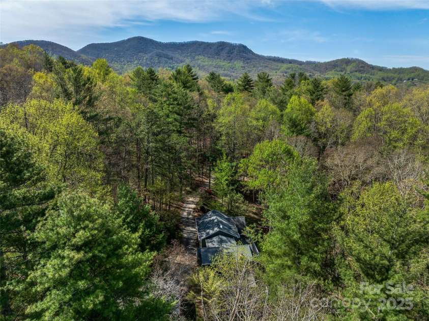 18 Thousand Oaks Boulevard, Fairview, NC 28730.  MLS# CAR4250444, YatesRealty ID 7832. 