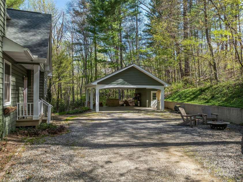 18 Thousand Oaks Boulevard, Fairview, NC 28730.  MLS# CAR4250444, YatesRealty ID 7832. Carport