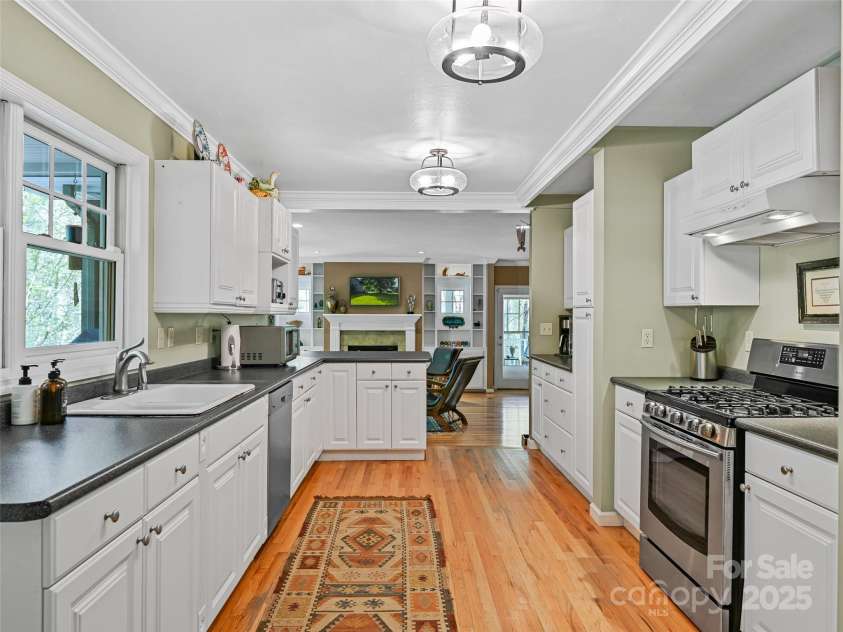 18 Thousand Oaks Boulevard, Fairview, NC 28730.  MLS# CAR4250444, YatesRealty ID 7832. Efficient Kitchen