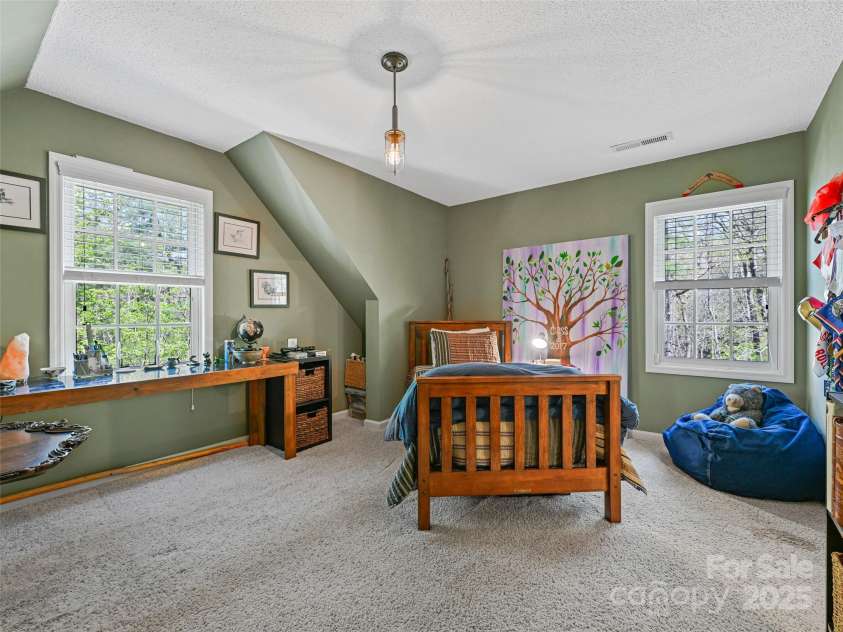 18 Thousand Oaks Boulevard, Fairview, NC 28730.  MLS# CAR4250444, YatesRealty ID 7832. Ensuite Bedroom