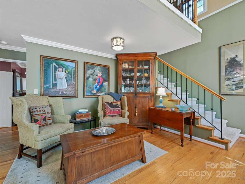 18 Thousand Oaks Boulevard, Fairview, NC 28730.  MLS# CAR4250444, YatesRealty ID 7832. Sitting Area