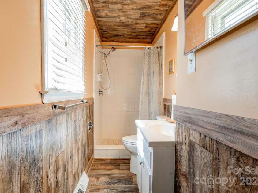 1033 College Avenue, Shelby, NC 28152.  MLS# CAR4314488, YatesRealty ID 7835. Primary Bath