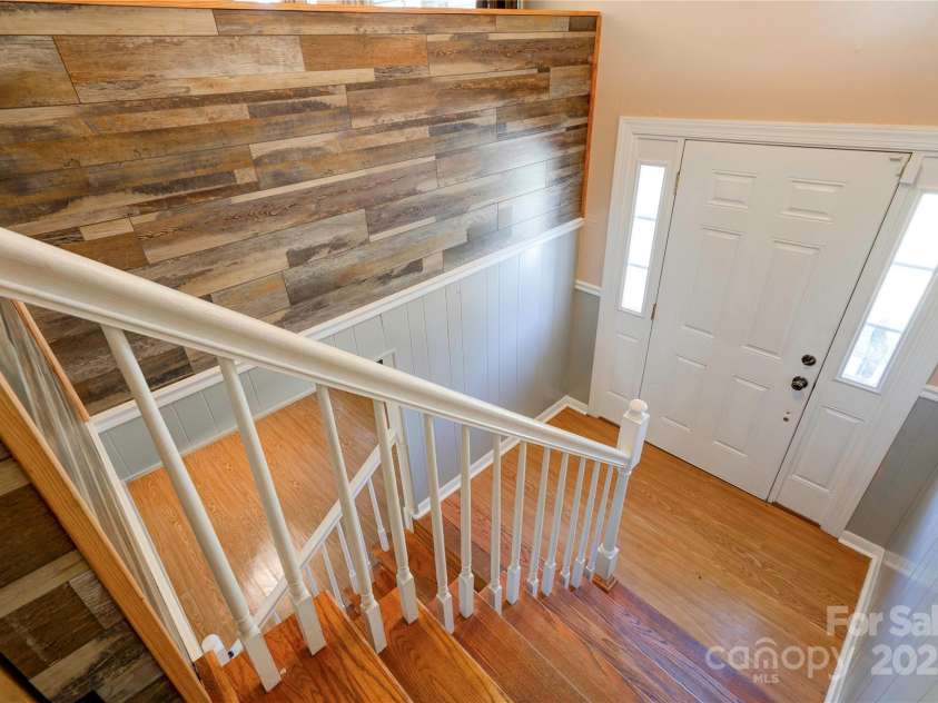 1033 College Avenue, Shelby, NC 28152.  MLS# CAR4314488, YatesRealty ID 7835. Split Foyer