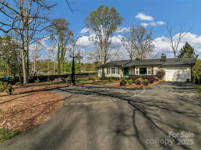 118 Feagan Road, Hendersonville, NC 28792.  MLS# CAR4247201, YatesRealty ID 7835. 