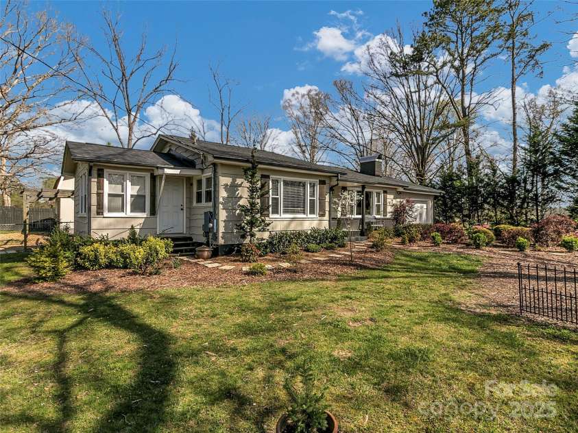 118 Feagan Road, Hendersonville, NC 28792.  MLS# CAR4247201, YatesRealty ID 7835. 