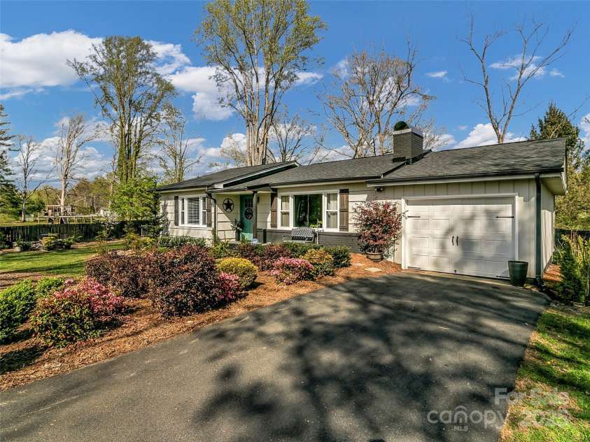 118 Feagan Road, Hendersonville, NC 28792.  MLS# CAR4247201, YatesRealty ID 7835. 