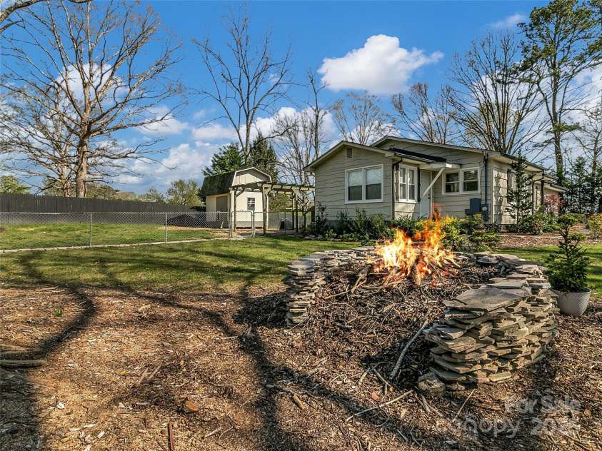 118 Feagan Road, Hendersonville, NC 28792.  MLS# CAR4247201, YatesRealty ID 7835. 