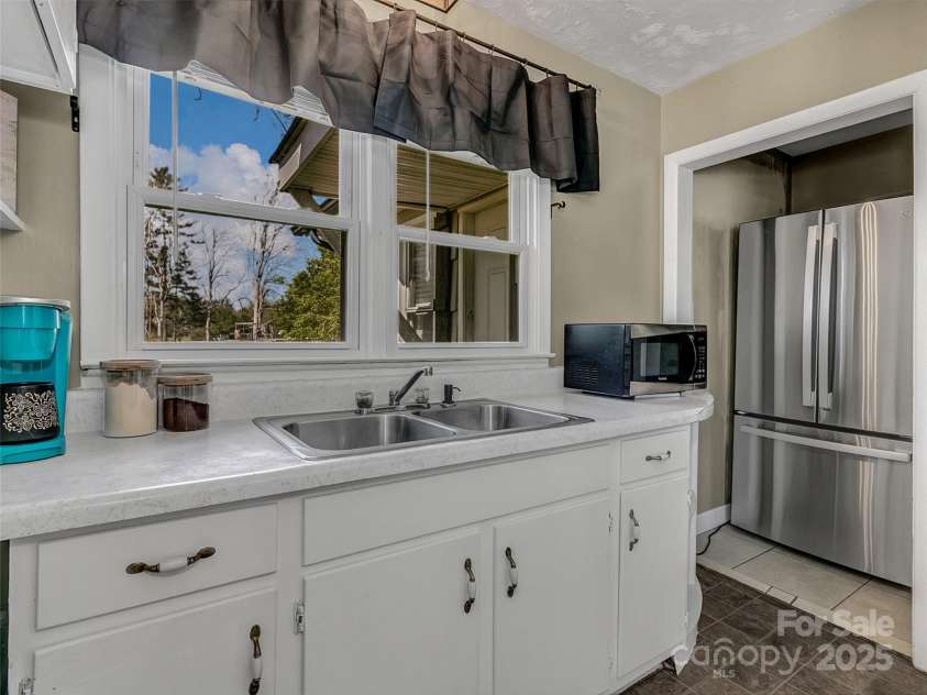 118 Feagan Road, Hendersonville, NC 28792.  MLS# CAR4247201, YatesRealty ID 7835. 