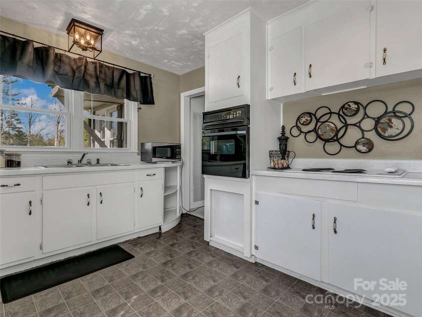 118 Feagan Road, Hendersonville, NC 28792.  MLS# CAR4247201, YatesRealty ID 7835. 