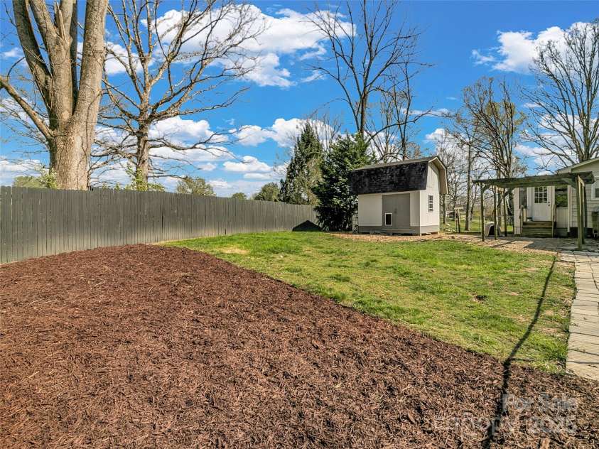 118 Feagan Road, Hendersonville, NC 28792.  MLS# CAR4247201, YatesRealty ID 7835. 