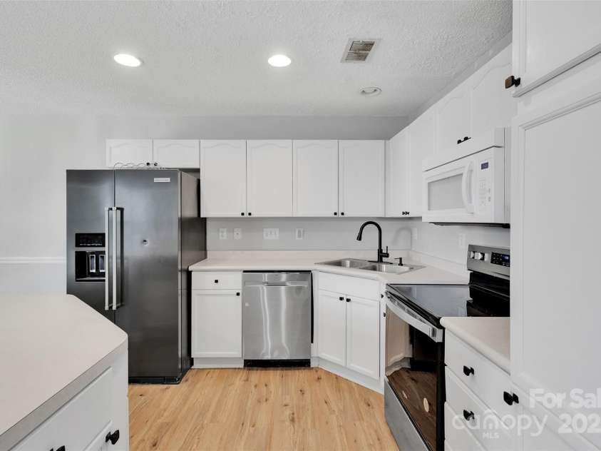 4586 Antelope Lane, Charlotte, NC 28269.  MLS# CAR4279395, YatesRealty ID 7840. 