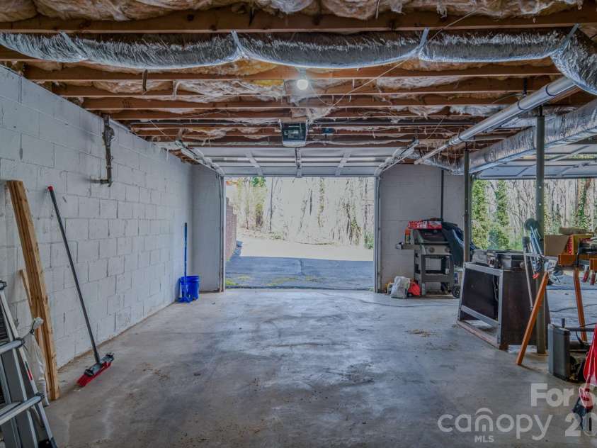 195 Long John Drive, Hendersonville, NC 28791.  MLS# CAR4360277, YatesRealty ID 7842. DOUBLE GARAGE