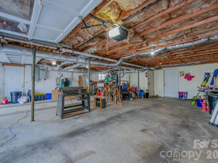 195 Long John Drive, Hendersonville, NC 28791.  MLS# CAR4360277, YatesRealty ID 7842.  DOUBLE GARAGE