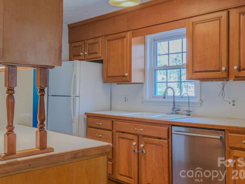 195 Long John Drive, Hendersonville, NC 28791.  MLS# CAR4360277, YatesRealty ID 7842. KITCHEN
