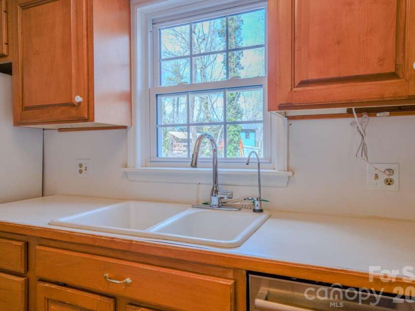 195 Long John Drive, Hendersonville, NC 28791.  MLS# CAR4360277, YatesRealty ID 7842. KITCHEN