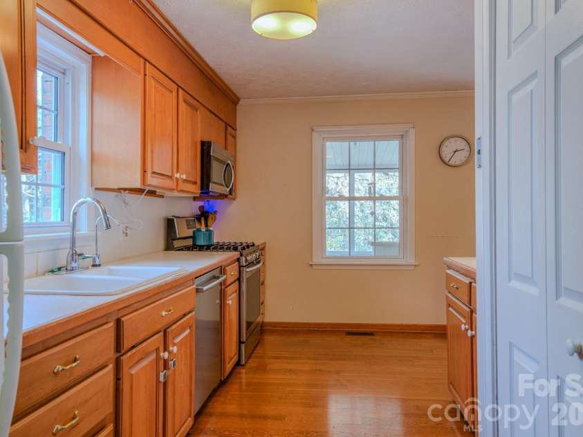 195 Long John Drive, Hendersonville, NC 28791.  MLS# CAR4360277, YatesRealty ID 7842. KITCHEN