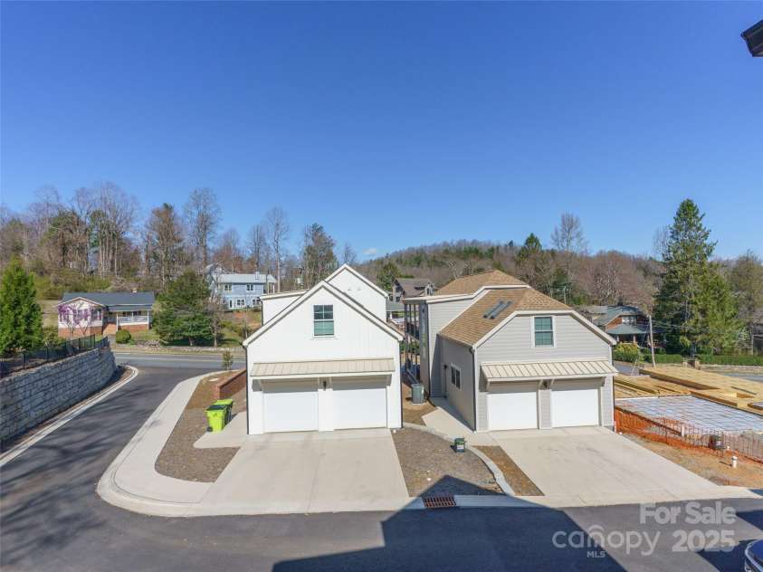 43 Skyvue Court, Saluda, NC 28773.  MLS# CAR4199637, YatesRealty ID 7845. 