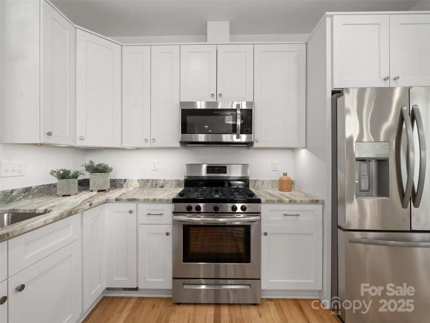 43 Skyvue Court, Saluda, NC 28773.  MLS# CAR4199637, YatesRealty ID 7845. Energy Smart Kitchen