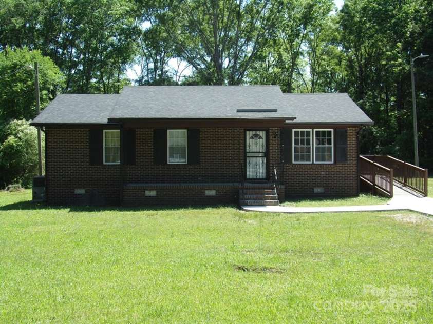 556 Roundtree Circle, Chester, SC 29706.  MLS# CAR4318394, YatesRealty ID 7846. 