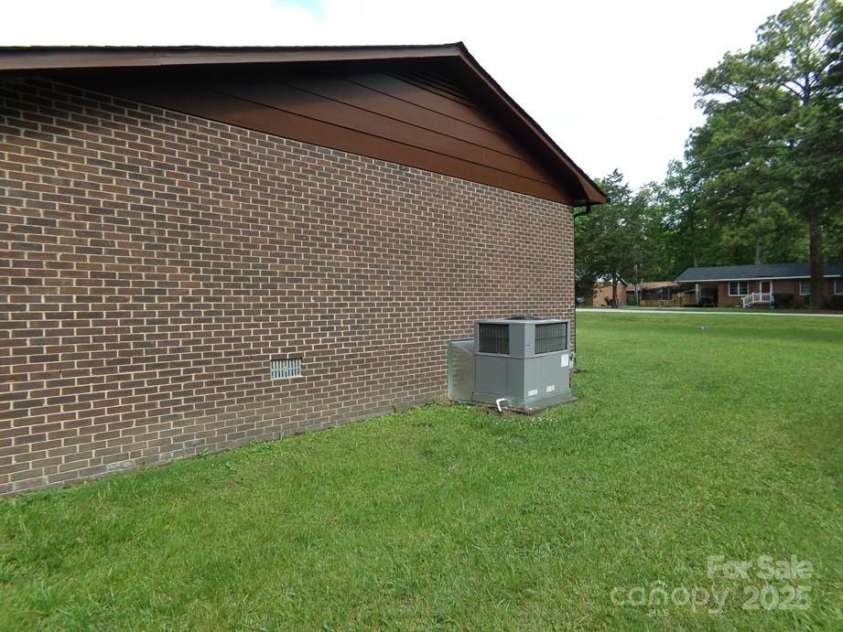 556 Roundtree Circle, Chester, SC 29706.  MLS# CAR4318394, YatesRealty ID 7846. 