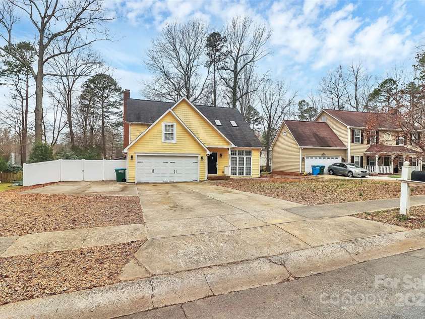 2321 Heathershire Lane, Matthews, NC 28105.  MLS# CAR4221274, YatesRealty ID 7851. 