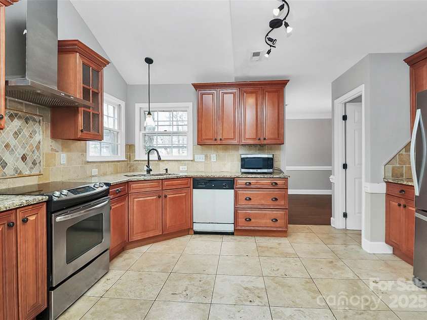 2321 Heathershire Lane, Matthews, NC 28105.  MLS# CAR4221274, YatesRealty ID 7851. 