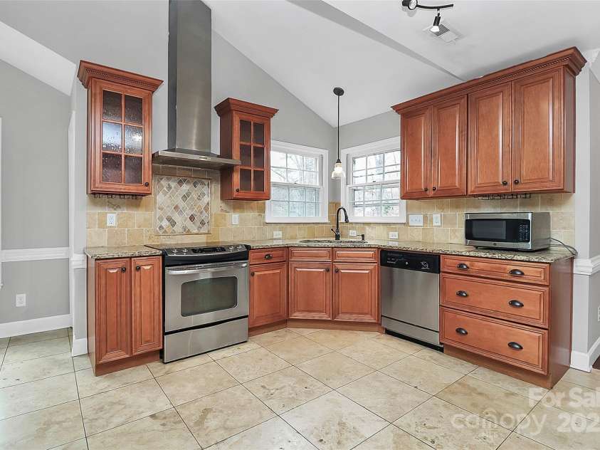 2321 Heathershire Lane, Matthews, NC 28105.  MLS# CAR4221274, YatesRealty ID 7851. 