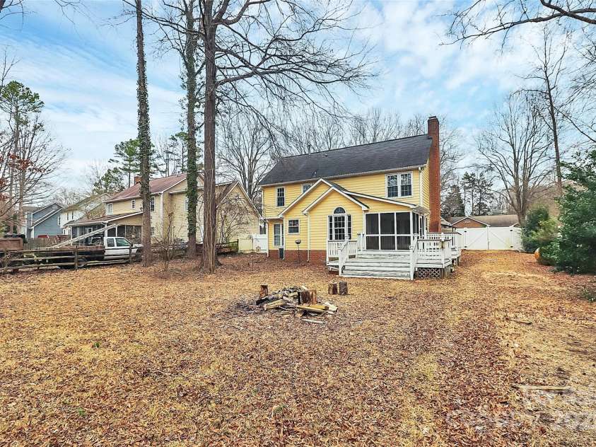 2321 Heathershire Lane, Matthews, NC 28105.  MLS# CAR4221274, YatesRealty ID 7851. 