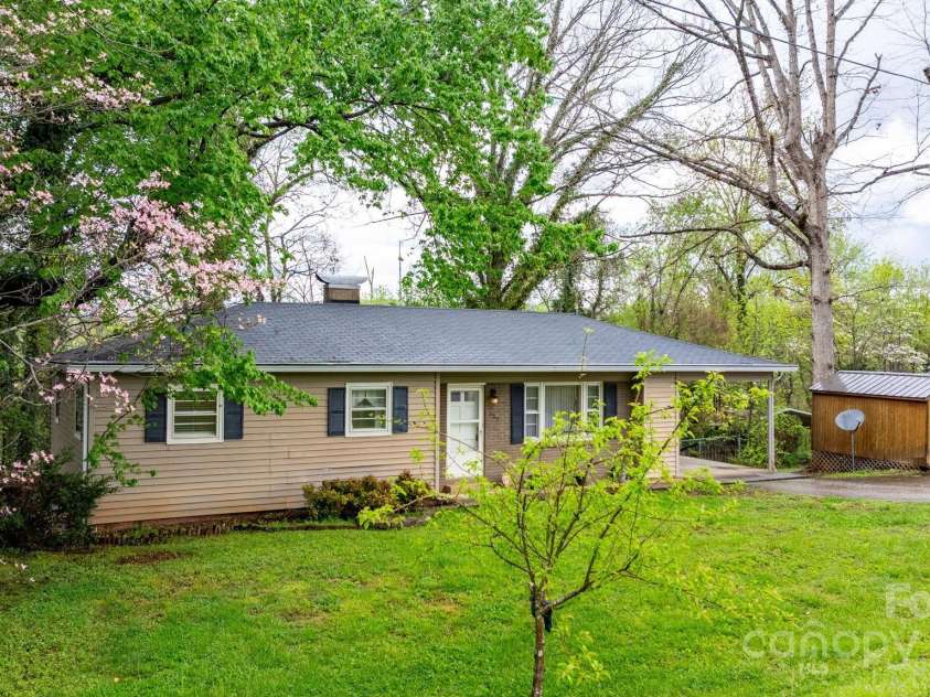 332 Swanson Drive, Lenoir, NC 28645.  MLS# CAR4246701, YatesRealty ID 7853. 