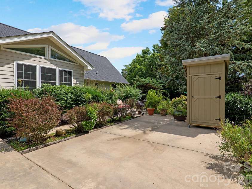 15 Willow Knolls Drive, Weaverville, NC 28787.  MLS# CAR4281968, YatesRealty ID 7854. 