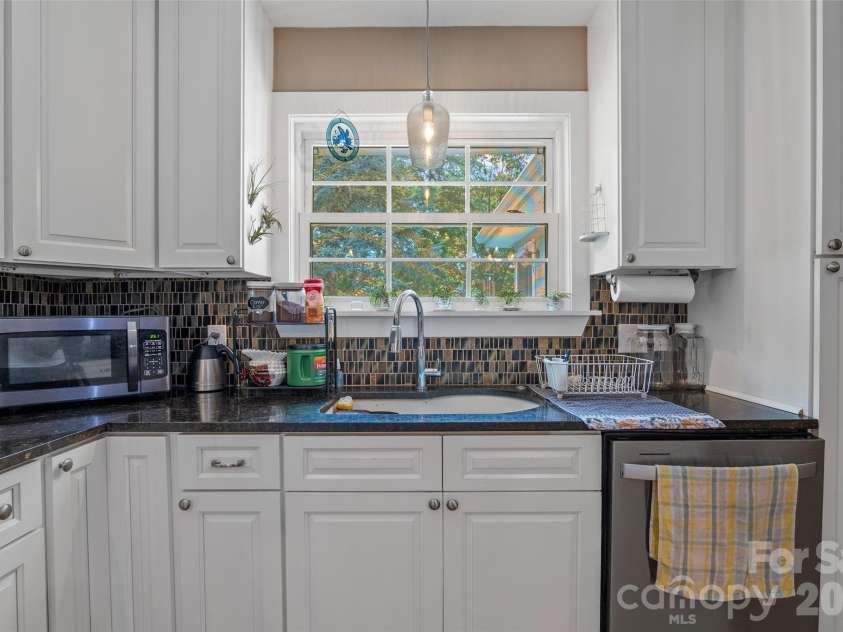 15 Willow Knolls Drive, Weaverville, NC 28787.  MLS# CAR4281968, YatesRealty ID 7854. 