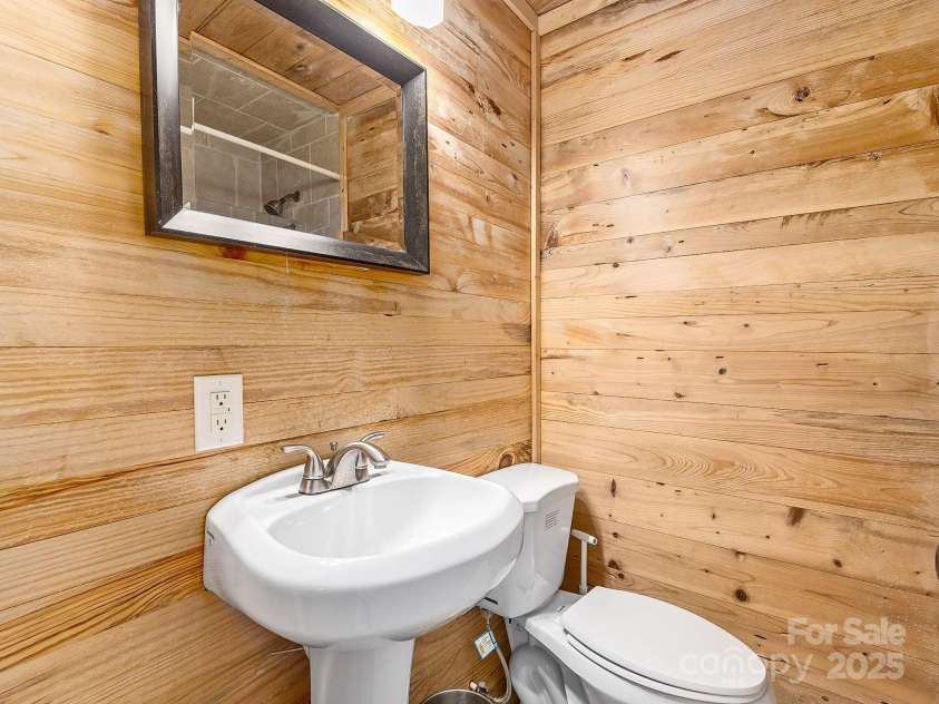 21 Carolina Sunset Pass, Asheville, NC 28804.  MLS# CAR4238184, YatesRealty ID 7854. Full bath downstairs