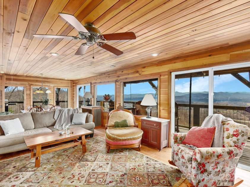 21 Carolina Sunset Pass, Asheville, NC 28804.  MLS# CAR4238184, YatesRealty ID 7854. Open concept!